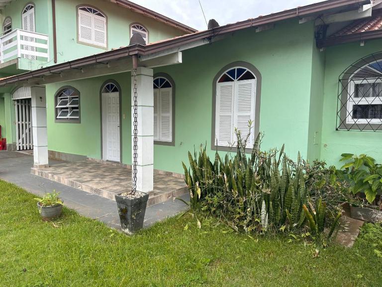 Casa térrea com churrasqueira a metros da praia - Chambres d'hôtes Florianópolis