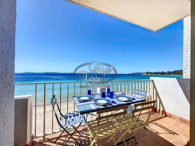 Appartement T2 vue mer, pieds dans l'eau avec accès direct à la plage de Cavalière - LE LAVANDOU - B&B Le Lavandou
