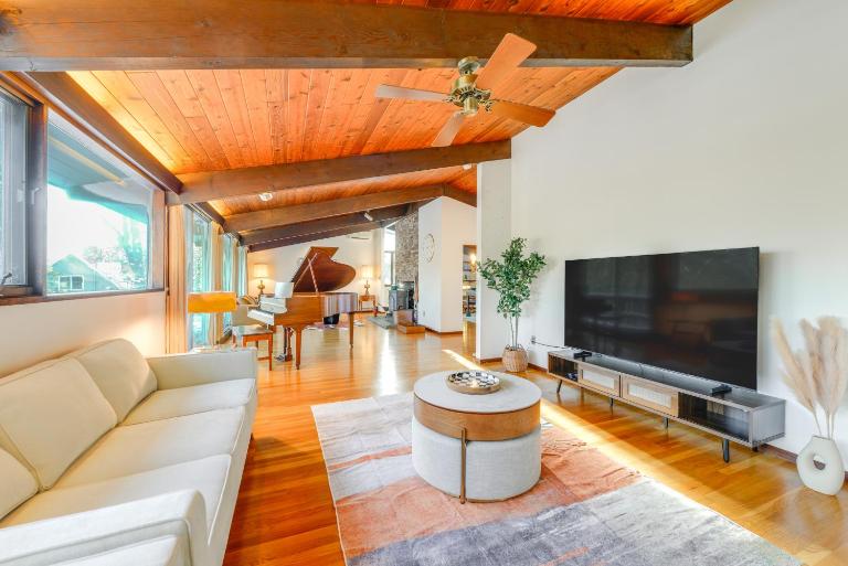 Gorgeous MCM Deck House Near Gillette Stadium! - Bed and Breakfast Dover