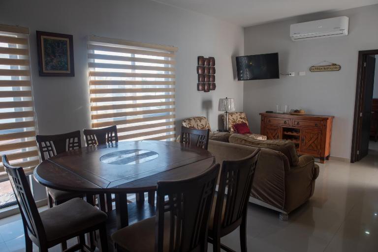 2br/2ba Condo 1 block to ocean! - Unit #5 - Bed and Breakfast Mazatlán