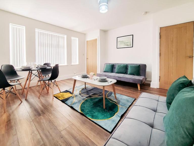 Spacious 3 Bedroom Home - Near Nec, Birmingham Airport & Solihull - B&B Birmingham