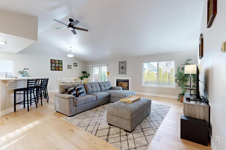 Tranquil Redmond Retreat: Relax & Explore Outdoors - Ferienwohnung Redmond