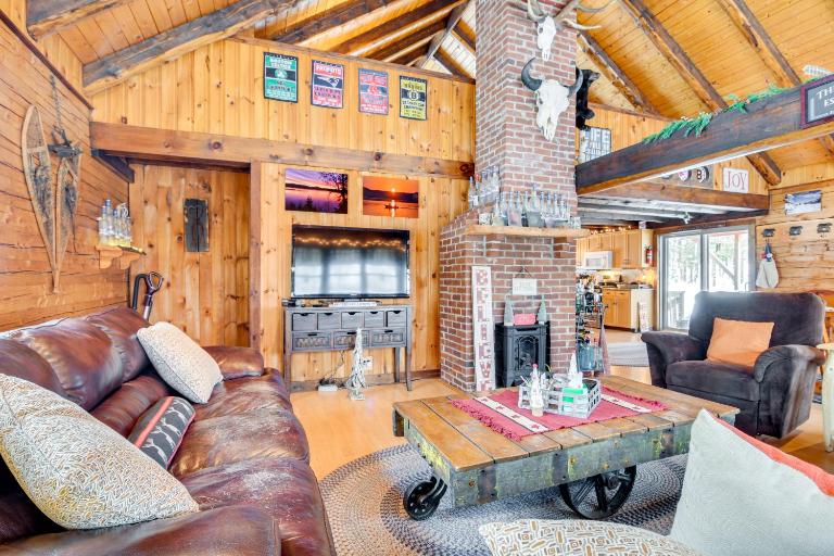 Deck & Fire Pit: Secluded Cabin Near Lake Francis! - B&B Pittsburg
