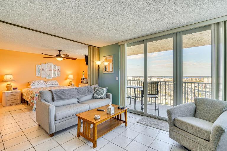 Beachfront Condo w/ Bay View in Fort Myers Beach! - Chambres d'hôtes Fort Myers Beach