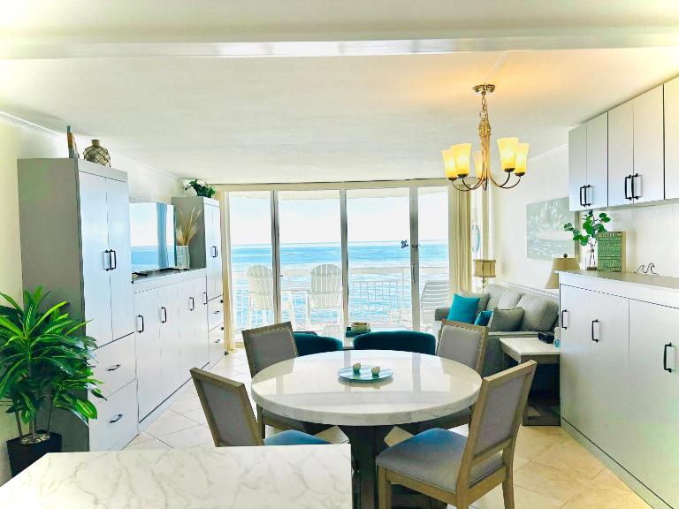 LUXURIOUS Oceanfront Condo, 1 bedroom-2 bath, Sleeps 4, indoor and outdoor pools, Waters Edge-Garden City-Murrells Inlet SC -NO PETS - Bed and Breakfast Myrtle Beach