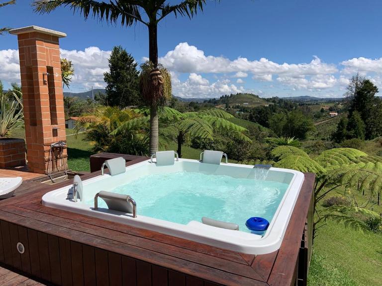 Finca Villa Palmeras en Rionegro Aeropuerto JMC - Chambres d'hôtes Rionegro