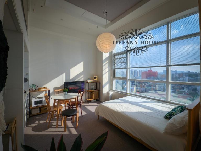 Tiffany & Jessica House - A high rise accommodation in Korea with the most convenient transportation, diverse shopping options, and excellent access to popular attractions - B&B Seul