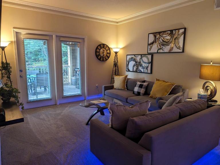 Home away from Home - Book Friday and Saturday Get Sunday Free! Sleeps 7 Immediate Availability! Beautiful Gated Community - Bed and Breakfast Charlotte