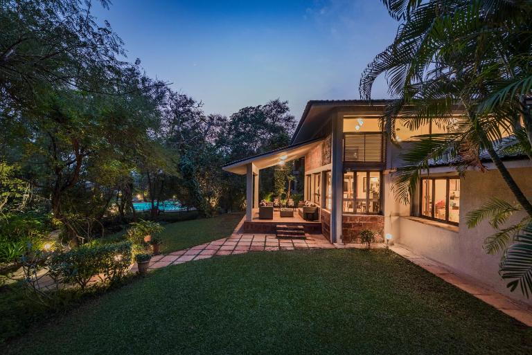 SaffronStays Laguna - 4BR vintage-chic villa with unique pool, gazebo & terrace sit-outs near Mandwa Jetty, Alibaug - Ferienwohnung Alibag