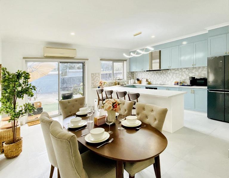 Modern Family Oasis - 4BR, Free Parking, Steps to Shops & Train - B&B Melbourne