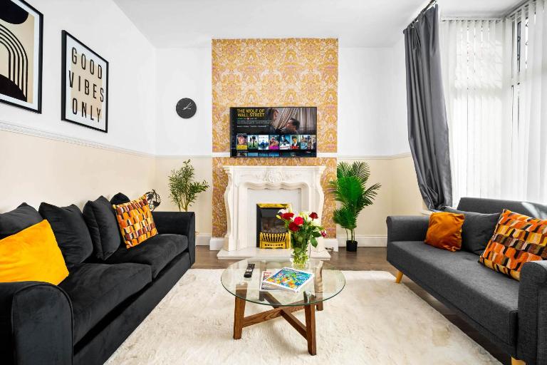Modern 6-Bedroom Home - Sleeps 12 - Parking - Garden 568P - B&B Birmingham