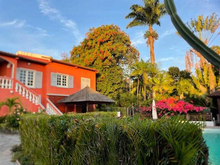 Grande Villa et Bungalows dans un Jardin créole avec Piscine et Vue Panoramique - Chambres d'hôtes Fiague
