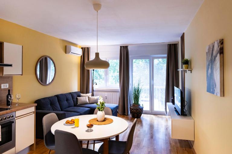 Flexible SelfCheckIns Zagreb 250 - 2 Bedroom Apartment - WiFi- Keybox Entry - B&B Zagreb