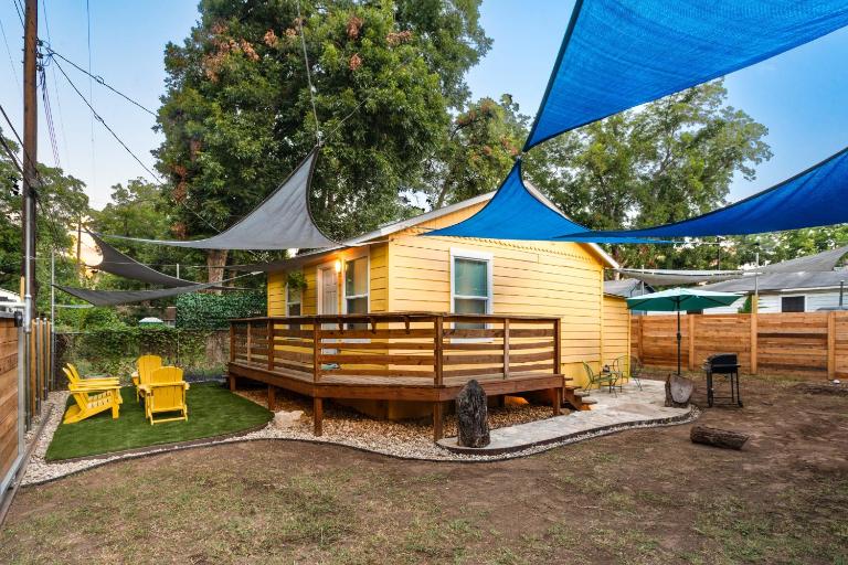 East Austin Bungalow w BBQ Firepit Fun Yard - B&B Austin