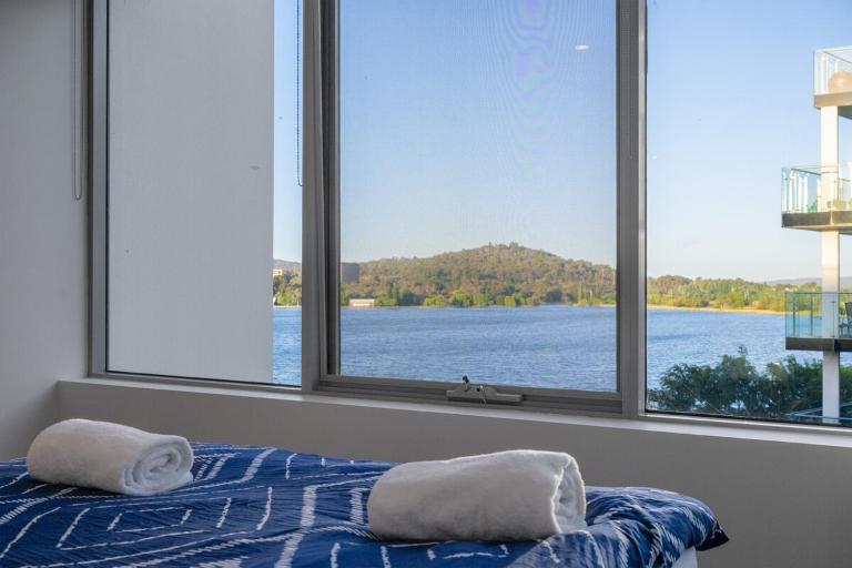 Lakefront Modern 2 BDR Apartment with 2 Parking Kingston - Chambres d'hôtes Kingston