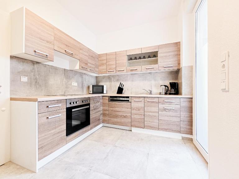 Tolstov Apartments - Monteurwohnung mit 3 Zimmern , Terrasse und Parkplatz - B&B Duisburg