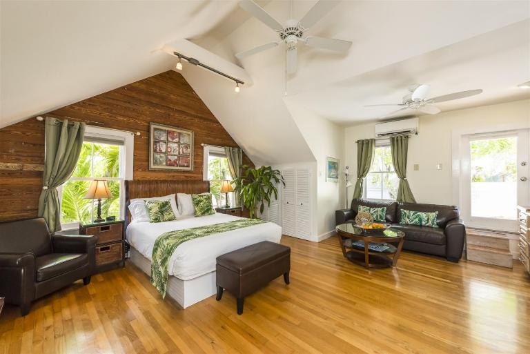 Treetop Oasis Eyebrow House - Bed and Breakfast Key West