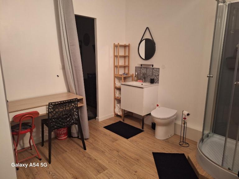 Studio neuf avec espace de travail séparé - Ferienwohnung Guécélard