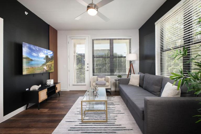 2BR Escape w Parking&Pool, Near Rvrwlk & Conv Ctr - B&B San Antonio
