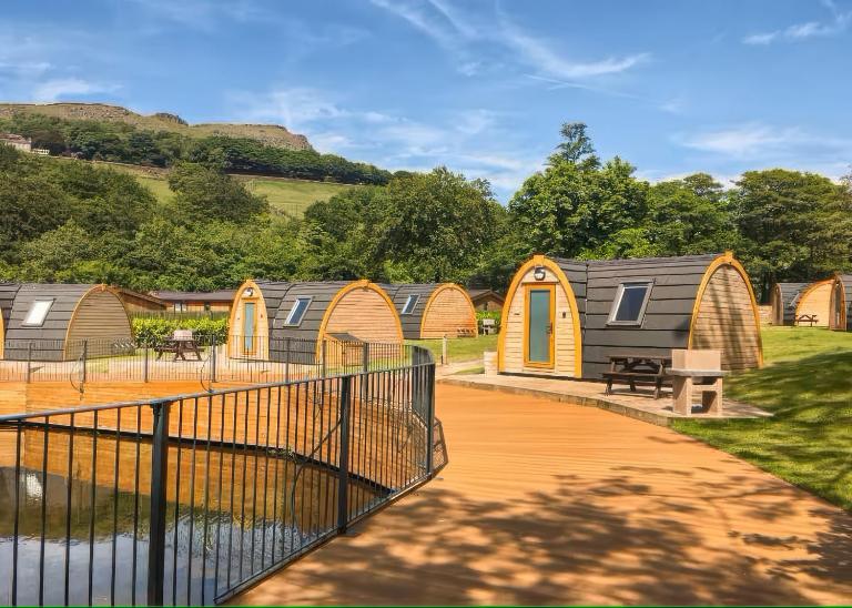 Lakeside Pods - pets welcome - B&B Oldham