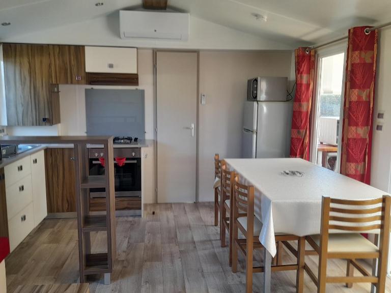 Mobile home camping les Charmettes 4 étoiles les MATHES en Charente Maritime prés du ZOO de la Palmyre 8 personnes tout confort 3 chambres 2 salles de bains 2 WC lave linge lave vaisselle climatisation bien situé - B&B Les Mathes