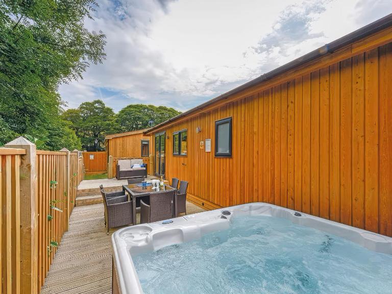 Dovestone Luxury Lodges sleeps 6 - pet free - B&B Oldham