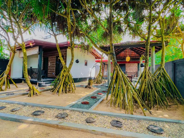 Sea Shell Villa Hikkaduwa 2 Separate Cabanas Ocean Front Villa - B&B Hikkaduwa