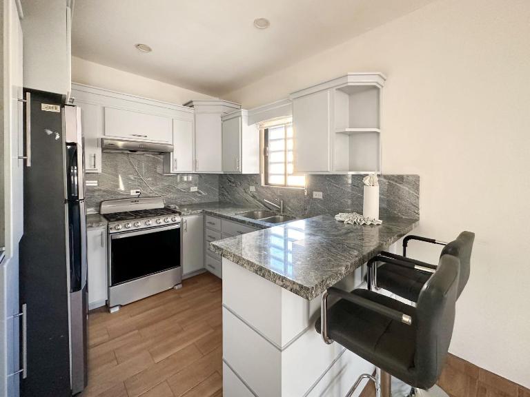 Sleek Downtown Escape with Private Parking - Chambres d'hôtes Puerto Peñasco