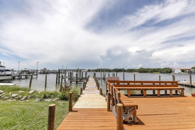 Waterfront condo with boat slip - B&B Fort Walton Beach