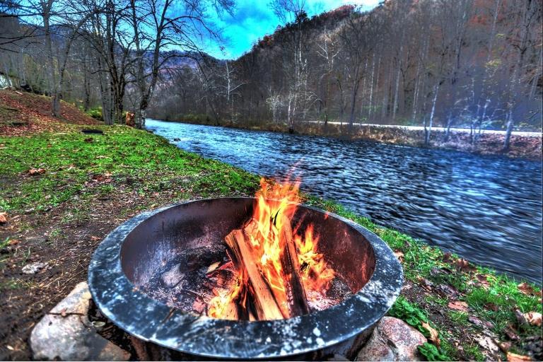 The Hala Lodge and Campground -Riverfront Class 3 -1bed 1bath on Nantahala River - B&B Bryson City