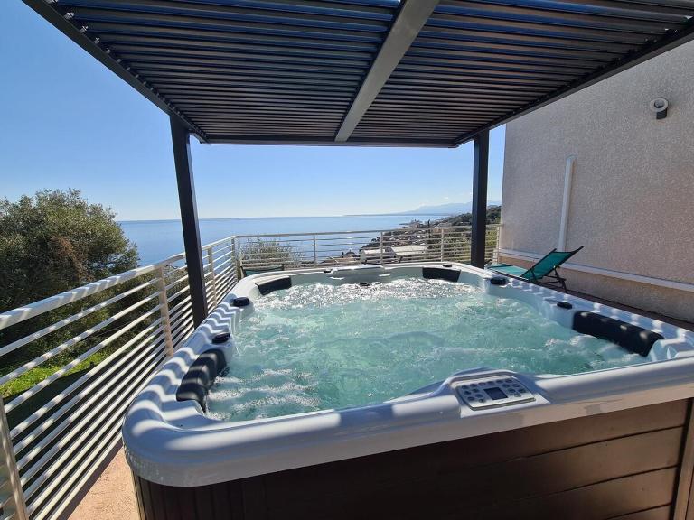 6-person apartment in sea view villa with jacuzzi - B&B San Martino di Lota