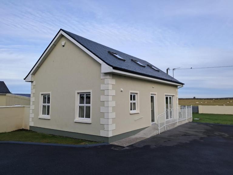Warm Spacious Three Bed Chalet - Chambres d'hôtes Galway