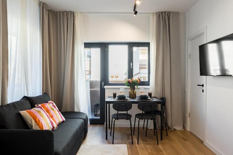 Sunny Studio - Charming Balcony - Romana Square - Bed and Breakfast Boekarest