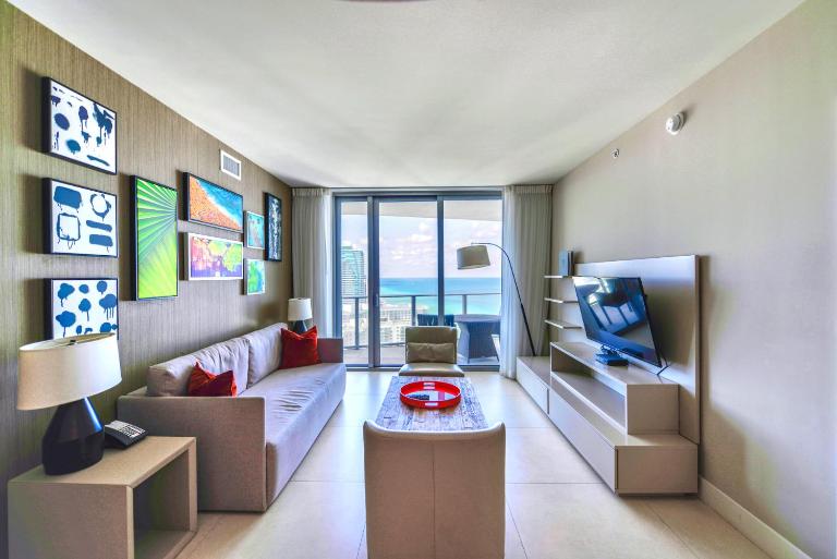 Lyfe Resort 24th Floor Condo with Ocean Views - B&B Hollywood