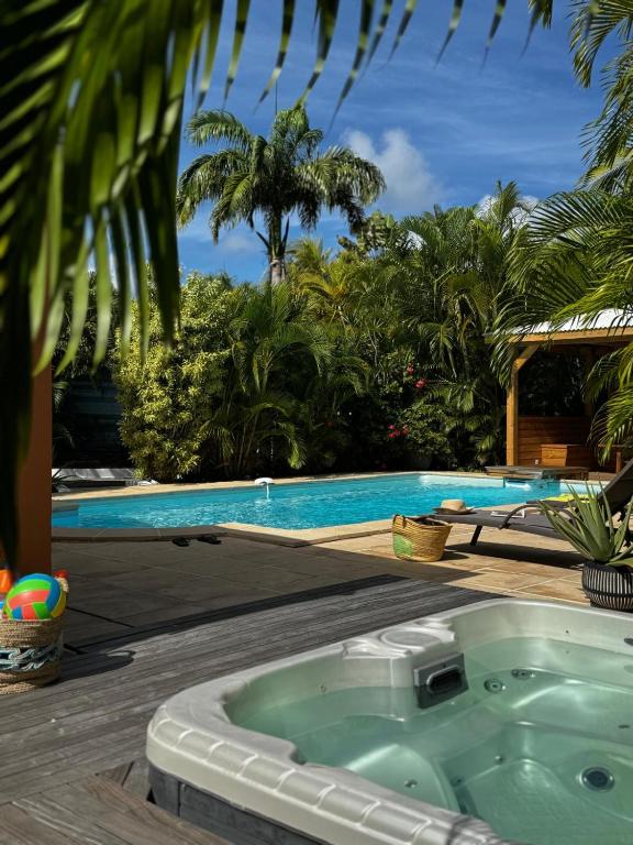 Villa Douceur & Spa Piscine & Jacuzzi privés - proche plage - B&B Saint-François