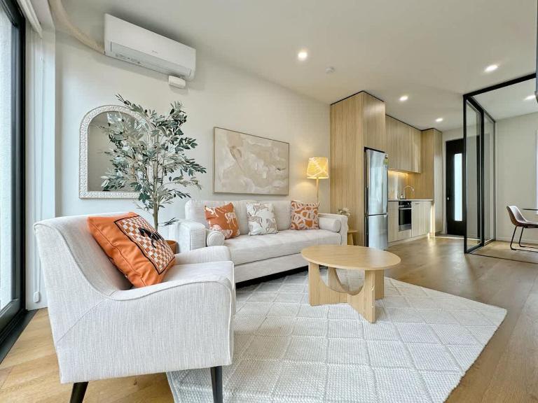City Haven Retreat - Stylish 2BR Townhouse vs AC & Backyard - Bed and Breakfast Auckland