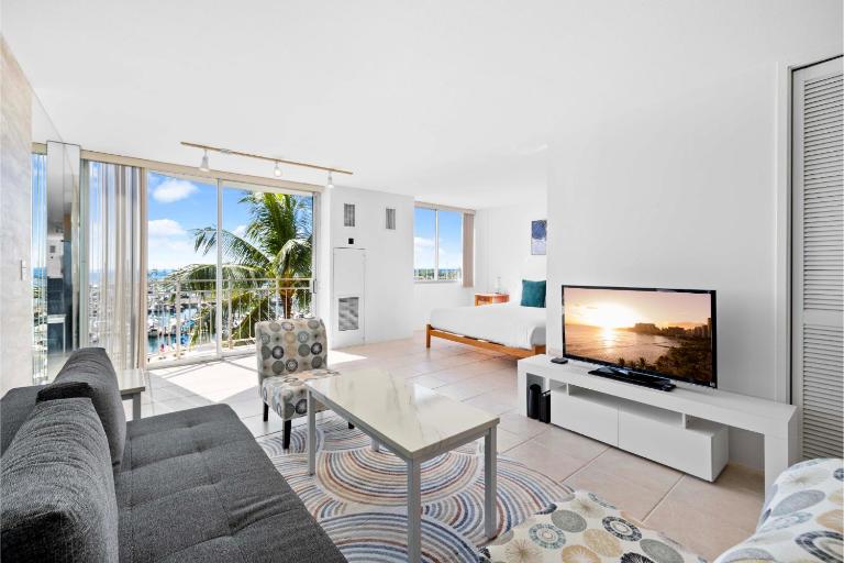 Ilikai Marina 6FL Ocean View & Marina, Renovated - Bed and Breakfast Honolulu