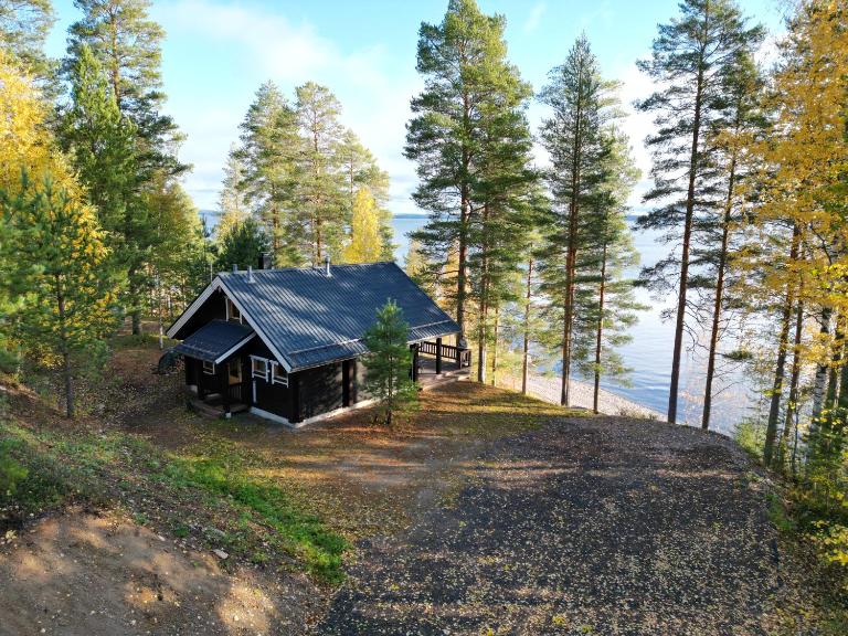 Cottage with stunning lake view and private beach - B&B Hattusaari