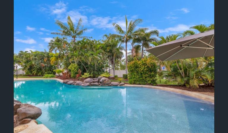 Strand Marina-Ground Floor with Courtyard - B&B Townsville