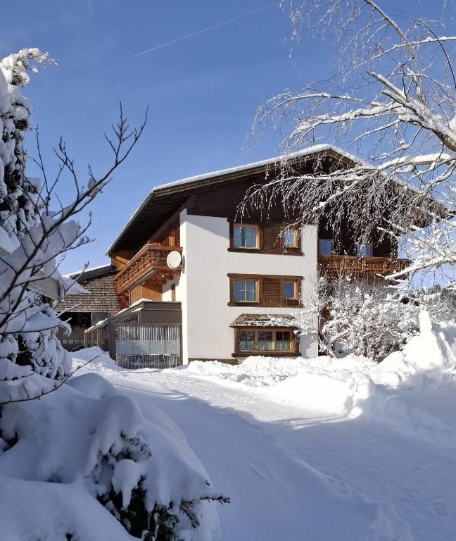 Haus Baumgartner - Bed and Breakfast Schattwald