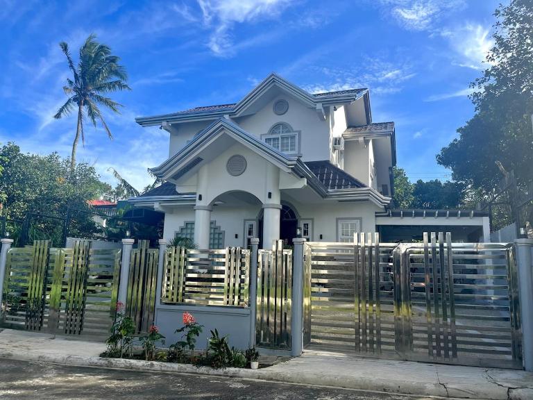 4BR Tagaytay House Staycation near Sky Ranch - Chambres d'hôtes Tagaïtaï