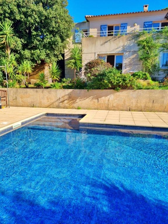 Agréable 2 pièces dans villa avec piscine - B&B Calvi