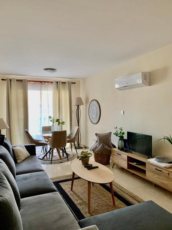 Central Nicosia 2-Bedroom Apartment & Parking - Ferienwohnung Stróvolos