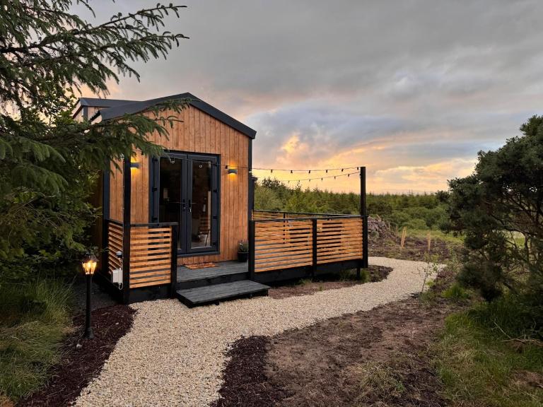 Fiadh Rua Cabin - with Private Outdoor Hottub Pet Friendly - B&B Kinlough