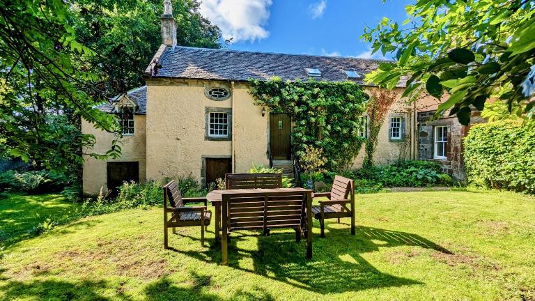 Historic 1600 Cottage with Hot Tub, Private Estate - Ferienwohnung Stirling
