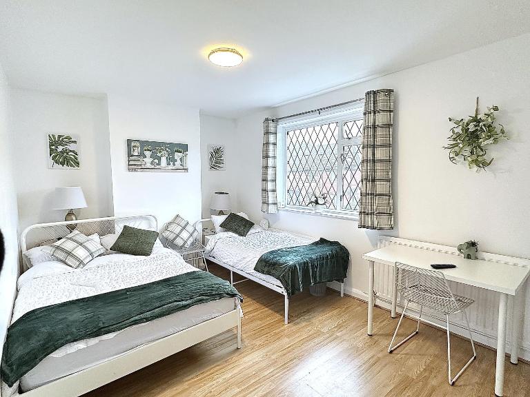 3 Twin Bedroom Entire House Sleeps 10 Driveway Parking near Coventry University and City Center - Chambres d'hôtes Coventry