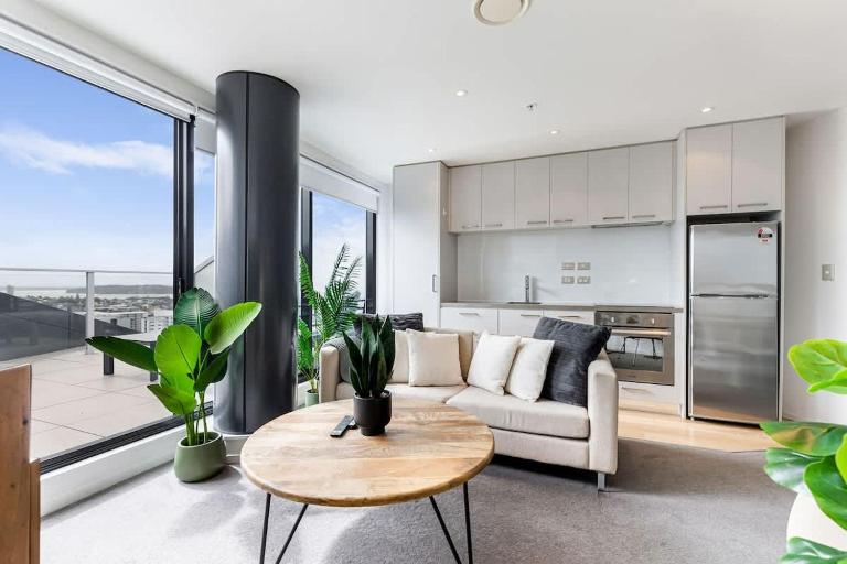 Pool, Gym & Modern 2BR Sky Tower View Zodiak Stays - B&B Auckland