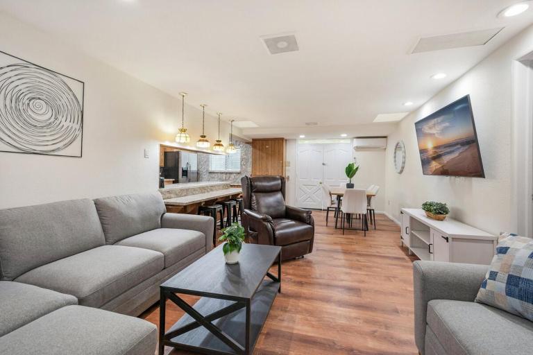 Newly Renovated Home Spacious Close 2 Hospital - B&B San Bernardino