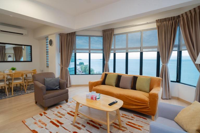 Twynstar Mutiara Melaka Beach Resort - Bed and Breakfast Tangga Batu