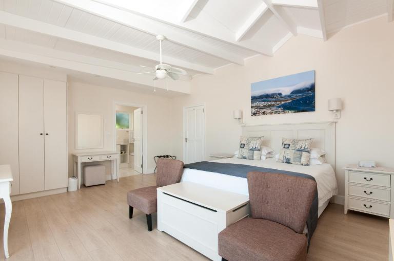 Westhill Guesthouse, Balcony with lagoon view, pool, close to centre, quiet - B&B Knysna